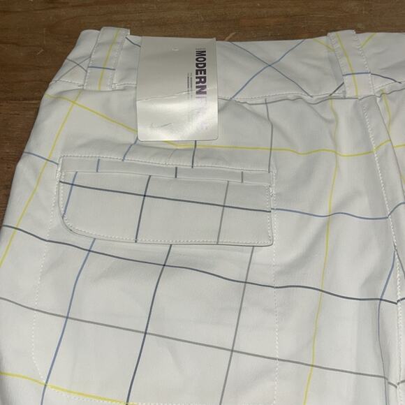 Woman’s Nike Dri-Fit Golf Bermuda Shorts White w/blue & yellow stripes Size 6 - Picture 6 of 11